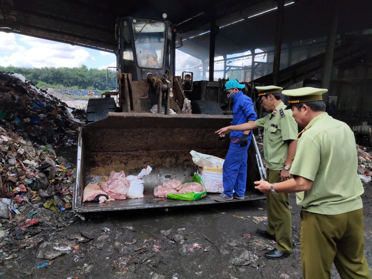 Phát hiện 75kg thịt lợn bốc mùi hôi thối tại Chợ Đồng Xoài, Bình Phước
