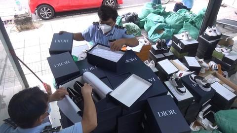 TPHCM: Phát hiện lô hàng giả các thương hiệu Louis Vuitton, Gucci, Dior
