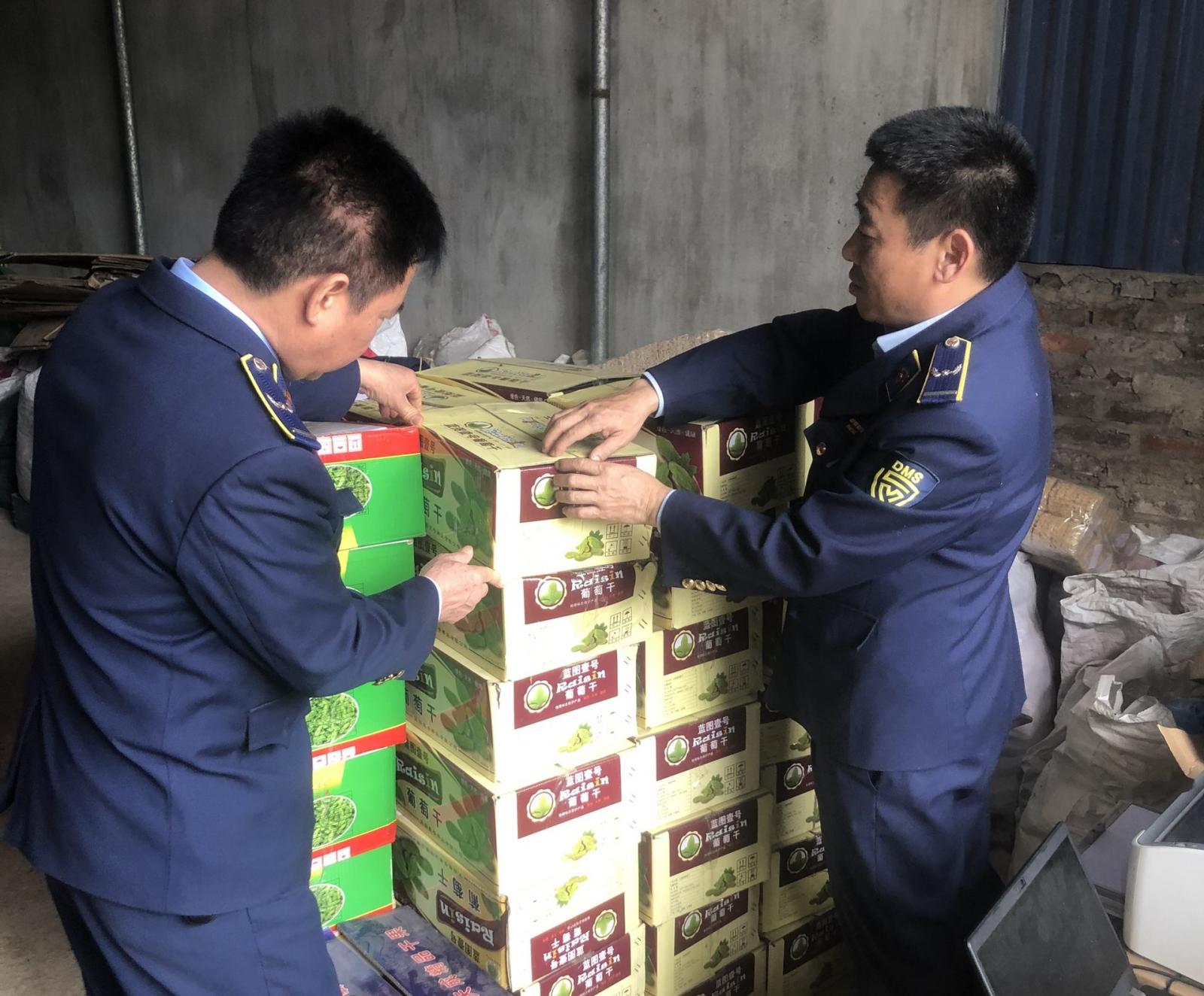 Thái Nguyên: Đội QLTT số 4 liên tiếp kiểm tra, phát hiện nhiều cơ sở kinh doanh thực phẩm không rõ nguồn gốc, xuất xứ
