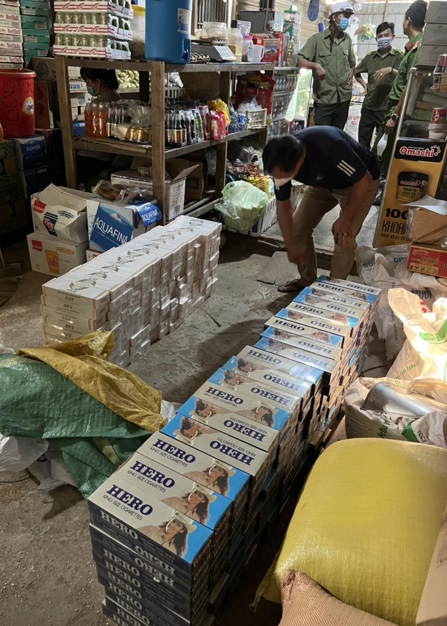 Bình Phước: Bắt quả tang xe tải đang xuống hàng hơn 4.000 bao thuốc lá lậu