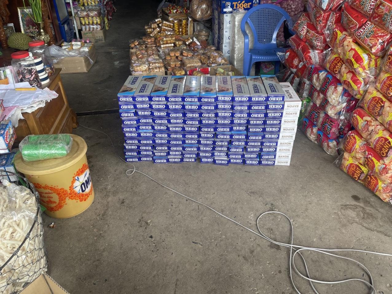 Tây Ninh: Phát hiện và xử lý cửa hàng tạp hóa bày bán hơn 1.000 bao thuốc lá nhập lậu
