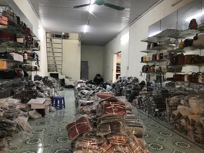 Thu giữ hơn 1.200 túi xách giả hiệu LV, Gucci... tại ‘thủ phủ’ túi ví Phú Xuyên